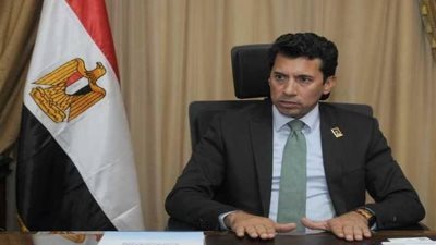 رئيس الزمالك يطمئن على الحالة الصحية لوزير الشباب والرياضة 
