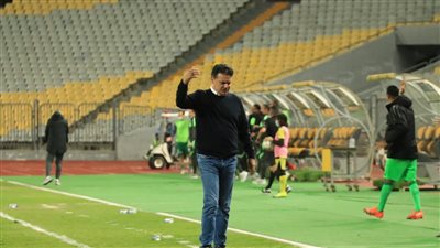 عماد سليمان وإيهاب جلال يتابعان مباراة الزمالك والإسماعيلي 99  