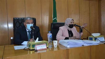 محافظ المنيا يسلم عددًا من المشروعات التنموية للمرأة المعيلة والشباب