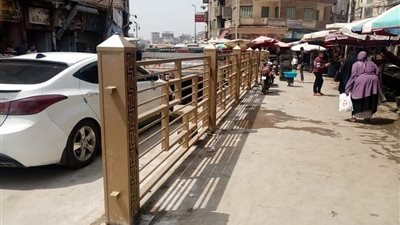 بدء إنشاء سور معدني بسوق السمك بقنطرة دمياط للقضاء على الفوضى والاشغالات