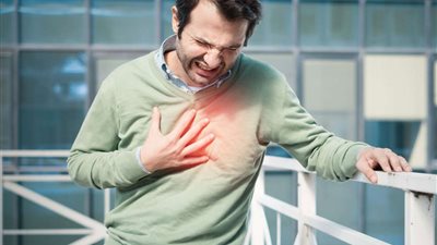 ما أسباب وأعراض الأزمات القلبية؟