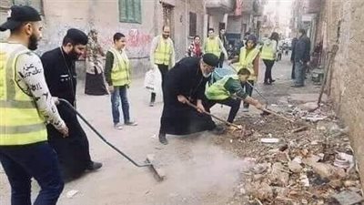 قساوسة ببني سويف ينظفون شارعًا خلف كنيسة لمساعدة المسلمين في أداء صلاة التراويح