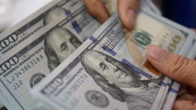 تراجع الدولار والدينار الكويتي.. أسعار العملات مقابل الجنيه بمنتصف تعاملات اليوم