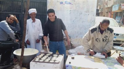 إقبال على شراء القطايف في أول أيام رمضان ببني سويف (صور)