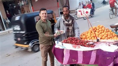 قبطي يوزع وجبات إفطار على المسلمين في سوهاج: 