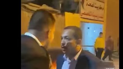 على طريقة سيدة المحكمة.. فيديو متداول لشخص يخلع الكتافات الميري من ضابط شرطة