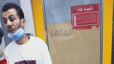 مشجع يوثق صورته مع محمد صلاح على قميص ويتجول به في القاهرة