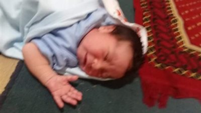 العثور على طفل حديث الولادة أمام مسجد التوحيد في سوهاج   