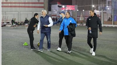رئيس الزمالك يؤازر فريق 2006 أمام الأهلي (صور) 