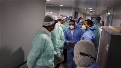 قيادات الرعاية الصحية يرفعون الروح المعنوية للأطقم الطبية بالتواجد ببدل العزل وسط مرضى كورونا في بورسعيد (صور) 