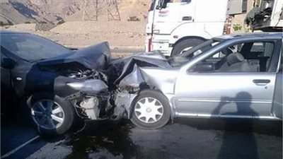 مصرع شخص وإصابة 5 آخرين في حادث تصادم سيارتين بالمنيا