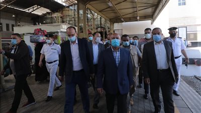 وزير النقل يغادر مبنى رئاسة السكة الحديد متوجها لورش كوم أبو راضي ببني سويف 