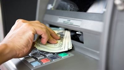 حقيقة فرض رسوم عند السحب من ماكينات الصراف الآلي