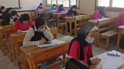 طلاب الثاني الثانوي ببورسعيد يؤدون امتحان أبريل وسط إجراءات احترازية مشددة (صور) 
