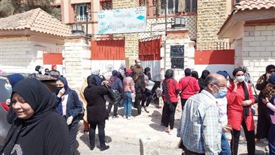 طالبات وأولياء أمور ببورسعيد: تجربة امتحان الورقي أكدت فشل نظام التابلت في مصر (فيديو)