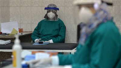 إعادة توزيع الأطباء المتدربين بالجامعات على مستشفيات وزارة الصحة لمواجهة زيادات كورونا (خاص)