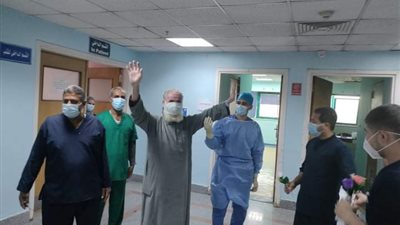 مركز القلب والجهاز الهضمي بسوهاج يودع متعافين من فيروس كورونا بالورود