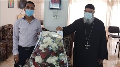 بسبب كورونا.. محافظ البحر الأحمر يكتفي بإرسال باقات ورد للكنائس والتهنئة هاتفيًا