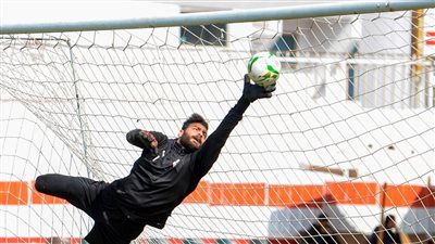 الجهاز الفني ولاعبو الزمالك يطمئنون على أبو جبل قبل انطلاق التدريب