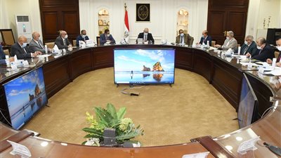 وزير الإسكان يتابع الموقف التنفيذي لمشروعات 