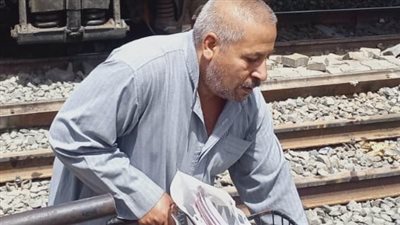 قبل دهسها.. مواطن ينقذ سيدة من أسفل عجلات القطار ببني سويف