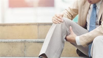 8 طرق فعالة لعلاج آلام القدمين بعد المشي لفترة طويلة 