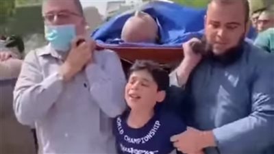 طفل فلسطيني يودع والده بالبكاء بعد استشهاده في قصف لقوات الاحتلال (فيديو)