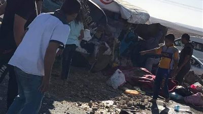 مصرع 5 أشخاص وإصابة 14 آخرين في تصادم ميكروباص وسيارة نقل بسوهاج    