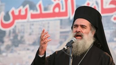 مطران القدس: إسرائيل تتبع سياسات التطهير العرقي ولن نرفع الراية البيضاء.. والقدس عاصمتنا لا تفريط فيها (حوار)