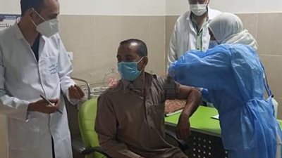 بدء تلقيح المواطنين ضد كورونا بمستشفى العديسات بالأقصر (صور)