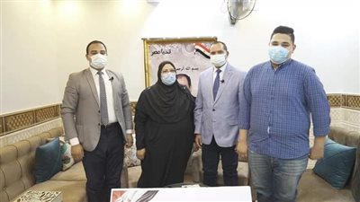 رئيس جامعة سوهاج يسلم هدية الرئيس السيسي لأسر شهداء الأطقم الطبية 
