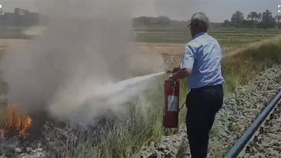 قائد قطار الأقصر ومساعده ينجحان في السيطرة على حريق بسكة حديد قنا (فيديو)