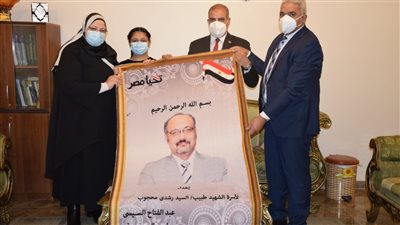 قيادات جامعة الأزهر يسلمون هدية الرئيس السيسي لأسر شهداء الجيش الأبيض (صور)