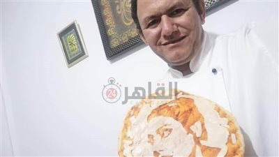 ترحيبا بزيارتها الغردقة.. شيف يرسم وجه ياسمين صبري على بيتزا (صور)