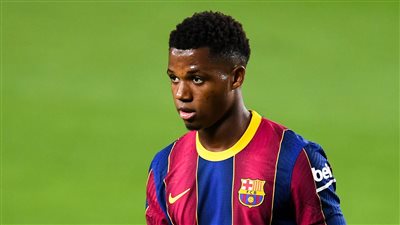 أنسو فاتي يغيب عن مباريات برشلونة حتى 2022 بسبب الإصابة