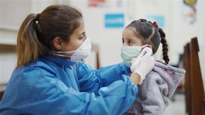 تقلب المزاج وطفح جلدي وآلام المعدة.. أعراض تظهر على الأطفال المصابين بكورونا | دراسة