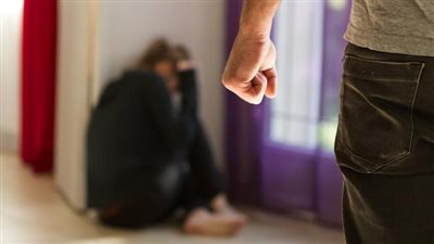 رجل يضرب زوجته أمام المحكمة ويخطف طفلهما لإقامتها دعوى طلاق ضده