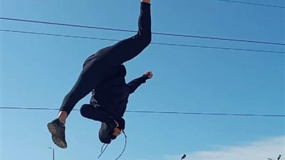مدرب خارج السرب.. شاب ينشر ثقافة الألعاب القتالية بطريقة أفلام الأكشن العالمية