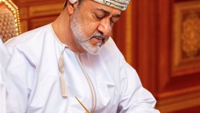 سلطان عمان يوجه بتوفير 32 ألف فرصة عمل للشباب