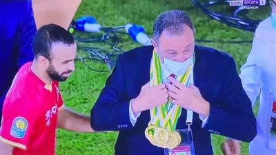 لاعبو الأهلي يهدون محمود الخطيب ميدالية السوبر الإفريقي (فيديو)