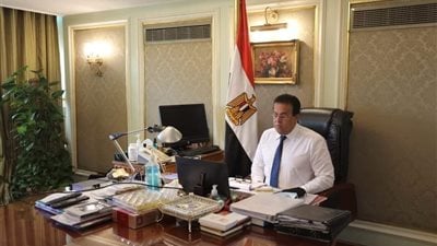 وزير التعليم العالي يتابع الاعتماد الدولي لمعامل الجامعات المصرية