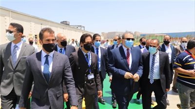 وزير القوى العاملة يتفقد مصنعًا للملابس بالإسماعيلية ويتابع تطبيق الحد الأدنى للأجور (صور)