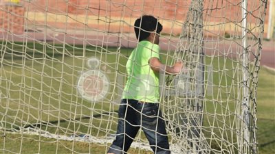 لفك النحس.. طفل يهز شباك حارس النجوم خلال مباراة طنطا (صور وفيديو)