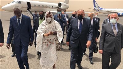 وزيرا الخارجية والري يصلان إلى الخرطوم لبحث ملف سد النهضة (صور)