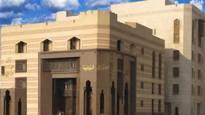ما حكم الشرع في بِرِّ البنت بأمها ذات السلوك السيئ؟ 