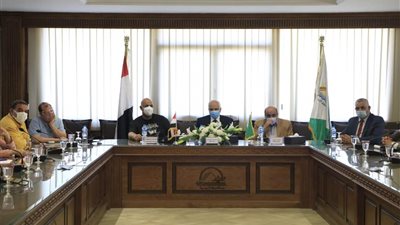 محافظ الجيزة يناقش استكمال مشروع تغطية وتطوير 