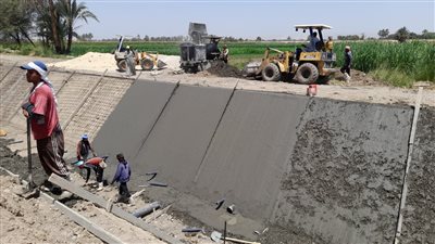 رئيس الطود بالأقصر يناقش إمكانية إقامة أسوار على حواف الترع المبطنة