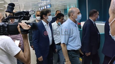  رئيس الترجي يستقبل بعثة الأهلي في المطار بالورود (صور)