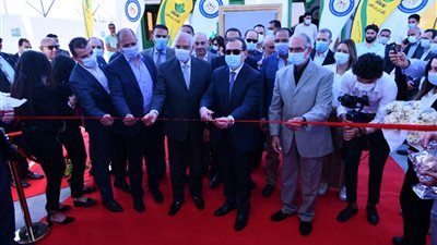 وزير البترول يفتتح ويتفقد محطتي تموين سيارات جديدتين تعملان بالغاز 