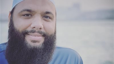 نجل الحويني يهاجم نقيب الممثلين بعد أزمة حضن حلا شيحة: 
